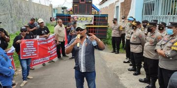 Aksi demo di PT Afi Farma Kediri. Foto: Bacaini/AK.Jatmiko