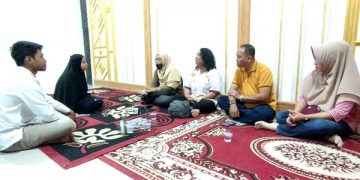 Para relawan saat mengantar dan mendaftarkan korban rudapaksa ke pondok Tahfizd Al Quran. Foto: Bacaini/AK.Jatmiko
