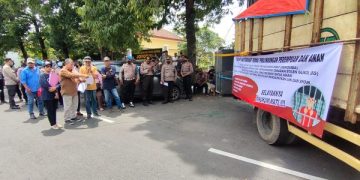 Aksi demo kasus PT Afi Farma di TMP Kota Kediri. Foto: Bacaini/AK.Jatmiko