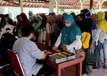 Ratusan Warga di Kediri Berdesakan Antre Bansos