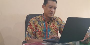 Divisi Sosialisasi, Pendidikan Pemilih, Partisipasi Masyarakat dan SDM, KPU Kota Kediri, Wahyudi saat memeriksa data pendaftar calon PPK. Foto: Bacaini/Novira