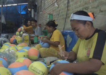 Demam Piala Dunia, Bola Plastik Laku Keras