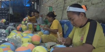 Para pekerja tengah menyelesaikan proses produksi bola. Foto: Bacaini/Syailendra