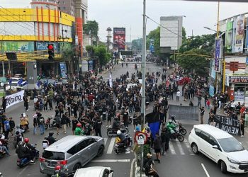 Usut Tragedi Kanjuruhan, Ribuan Aremania Penuhi Jalan Raya