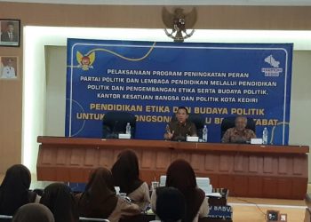 Kepala Kesbangpol Kota Kediri, Bagus Hermawan Apriyanto bersama narasumber.