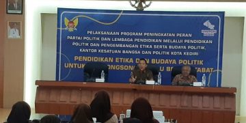 Kepala Kesbangpol Kota Kediri, Bagus Hermawan Apriyanto bersama narasumber.