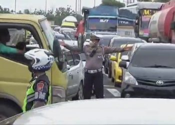 Ribuan Kendaraan Terjebak Macet di Pintu Keluar Tol Jombang