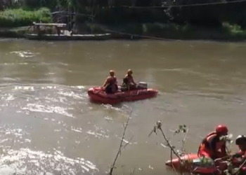 Proses pencarian korban tenggelam dengan menggunakan perahu karet. Foto: Bacaini/Asep Bahar