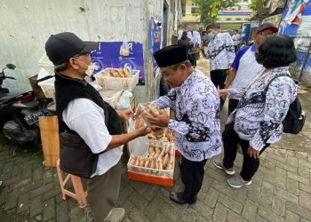 Guru di Kota Kediri Borong Dagangan Pasar Tradisional