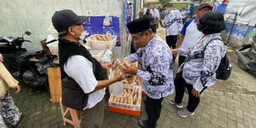 Sejumlah guru terlihat berbelanja di Pasar Bence Kota Kediri. Foto: Ist