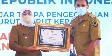 Penyerahan penghargaan Opini WTP kepada Wali Kota Kediri. Foto: Ist