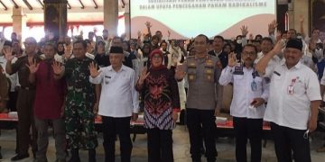 Ketua Forum Koordinasi Pencegahan Terorisme (FKPT) Jawa Timur, Dr Hj Hesti Armiwulan SH MHum CMC CCD, bersama  Bupati Malang Drs. H. Sanusi, MM, di Pendopo Kabupaten Malang. Foto: Ist