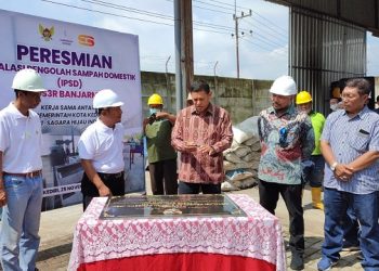 Penandatanganan prasasti peresmian IPSD TPS 3R Banjarmlati. Foto: Bacaini