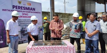 Penandatanganan prasasti peresmian IPSD TPS 3R Banjarmlati. Foto: Bacaini
