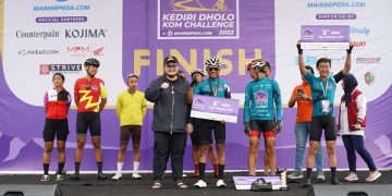 Mas Dhito saat menyerahkan hadiah kepada juara Kediri Dholo KOM Challenge 2022. Foto: Ist