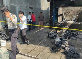 Toko yang menjadi TKP kebakaran dipasang garis polisi. Foto: Bacaini/AK.Jatmiko