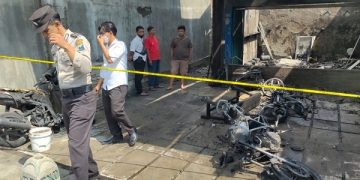 Toko yang menjadi TKP kebakaran dipasang garis polisi. Foto: Bacaini/AK.Jatmiko