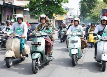 Wali Kota Kediri Abdullah Abu Bakar bersama Ketua PCNU Kota Kediri Abu Bakar Abdul Jalil saat Touring Bareng Vespa Religi. Foto: Ist