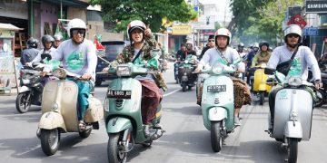 Wali Kota Kediri Abdullah Abu Bakar bersama Ketua PCNU Kota Kediri Abu Bakar Abdul Jalil saat Touring Bareng Vespa Religi. Foto: Ist