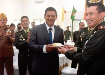 Wali Kota Kediri Abdullah Abu Bakar saat hadir dalam peringatan HUT TNI ke-77. Foto: Ist