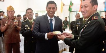 Wali Kota Kediri Abdullah Abu Bakar saat hadir dalam peringatan HUT TNI ke-77. Foto: Ist