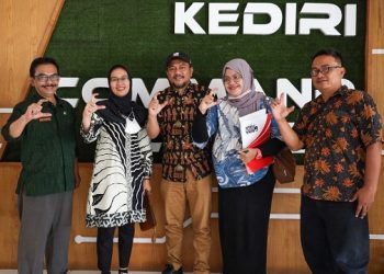 Kepala Diskominfo Kota Kediri, Apip Permana bersama Komisi Informasi Jatim. Foto: Ist