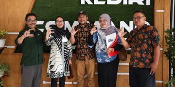 Kepala Diskominfo Kota Kediri, Apip Permana bersama Komisi Informasi Jatim. Foto: Ist