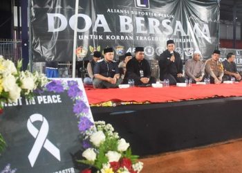 Doa bersama untuk korban Tragedi Kanjuruhan. Foto: Ist