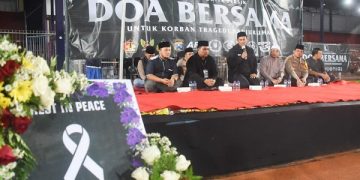 Doa bersama untuk korban Tragedi Kanjuruhan. Foto: Ist