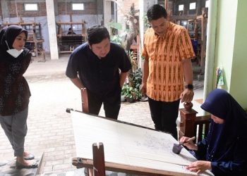Wali Kota Kediri, Abdullah Abu Bakar bersama Bunda Fey dan Archie Hekageri di Kampung Tenun Ikat. Foto: Ist