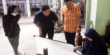 Wali Kota Kediri, Abdullah Abu Bakar bersama Bunda Fey dan Archie Hekageri di Kampung Tenun Ikat. Foto: Ist