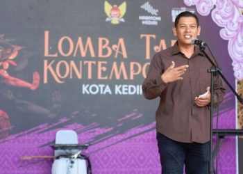 Wali Kota Kediri, Abdullah Abu Bakar di lokasi lomba tari kontemporer. Foto: Ist