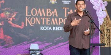 Wali Kota Kediri, Abdullah Abu Bakar di lokasi lomba tari kontemporer. Foto: Ist