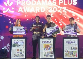 Wali Kota Kediri serahkan hadiah Prodamas Plus Award 2022. Foto: Ist