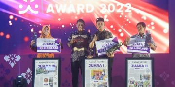 Wali Kota Kediri serahkan hadiah Prodamas Plus Award 2022. Foto: Ist