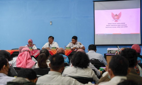 Rakor verifikasi dan validasi kelayakan penerima bansos, Dinsos Kota Kediri. Foto: Ist