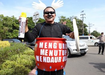 Salah satu peserta ledang keliling dengan kostum unik. Foto: Ist