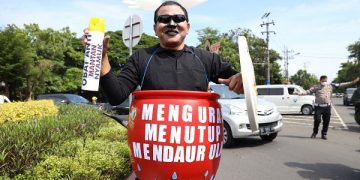Salah satu peserta ledang keliling dengan kostum unik. Foto: Ist