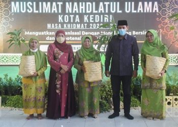 Abdullah Abu Bakar bersama Khofifah saat pelantikan PC Muslimat NU Kota Kediri. Foto: Ist