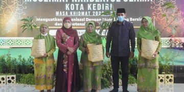 Abdullah Abu Bakar bersama Khofifah saat pelantikan PC Muslimat NU Kota Kediri. Foto: Ist