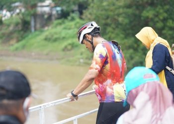 Wali Kota Kediri, Abdullah Abu Bakar saat meninjau pembersihan bambu di Jembatan Lama. Foto: Ist