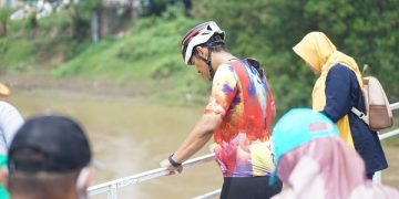 Wali Kota Kediri, Abdullah Abu Bakar saat meninjau pembersihan bambu di Jembatan Lama. Foto: Ist
