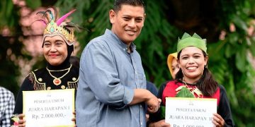 Wali Kota Kediri Abdullah Abu Bakar menyerahkan hadiah kepada para pemenang Lomba Gerak Jalan Kreasi HUT Korpri ke-51. Foto: Ist