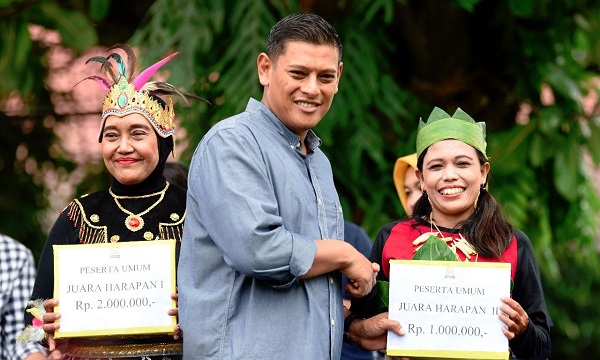 Wali Kota Kediri Abdullah Abu Bakar menyerahkan hadiah kepada para pemenang Lomba Gerak Jalan Kreasi HUT Korpri ke-51. Foto: Ist