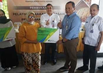 Penyerahan kartu anggota BPJS Kesehatan secara simbolis kepada peserta pelatihan. Foto: Ist