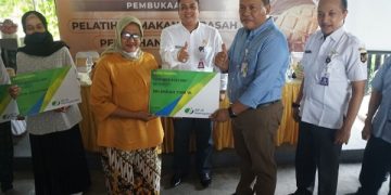 Penyerahan kartu anggota BPJS Kesehatan secara simbolis kepada peserta pelatihan. Foto: Ist