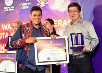 Wali Kota Kediri, Abdullah Abu Bakar menyerahkan penghargaan kepada salah satu wajib terbaik. Foto: Ist