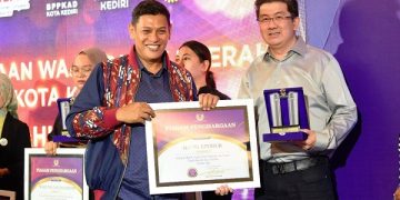 Wali Kota Kediri, Abdullah Abu Bakar menyerahkan penghargaan kepada salah satu wajib terbaik. Foto: Ist