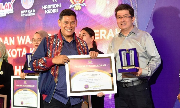 Wali Kota Kediri, Abdullah Abu Bakar menyerahkan penghargaan kepada salah satu wajib terbaik. Foto: Ist
