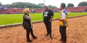 Wakil LOC Persik Kediri, Tri Widodo saat mendampingi tim audit Kementerian PUPR. Foto: Bacaini